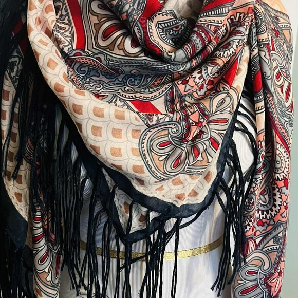 Vintage Bohemian Fringe Shawl — Paisley & Geometric Fusion (130 × 130 cm) - Picture 15 of 16